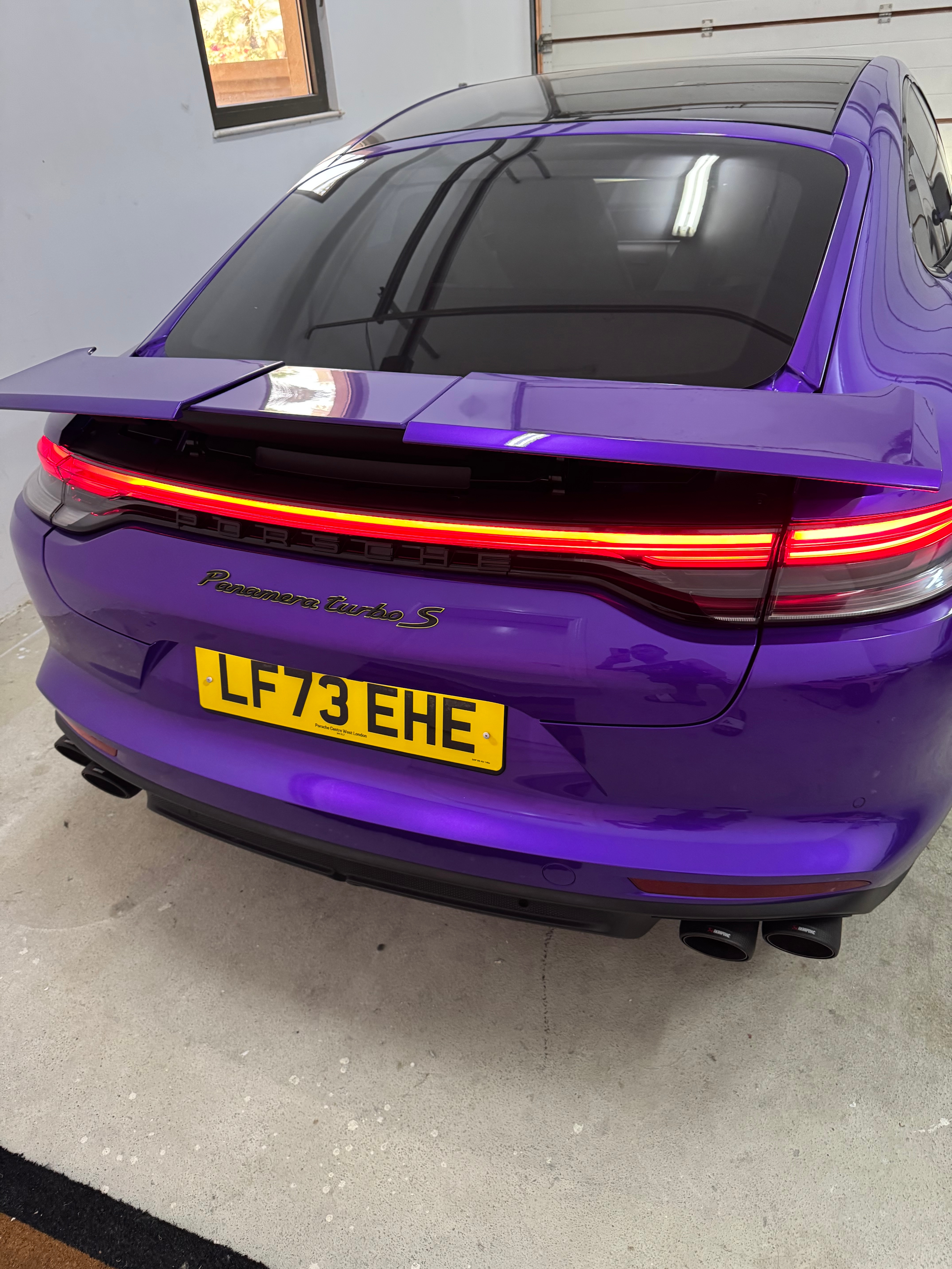 Violett Porsche Panamera Turbo S E-Hybrid 2023